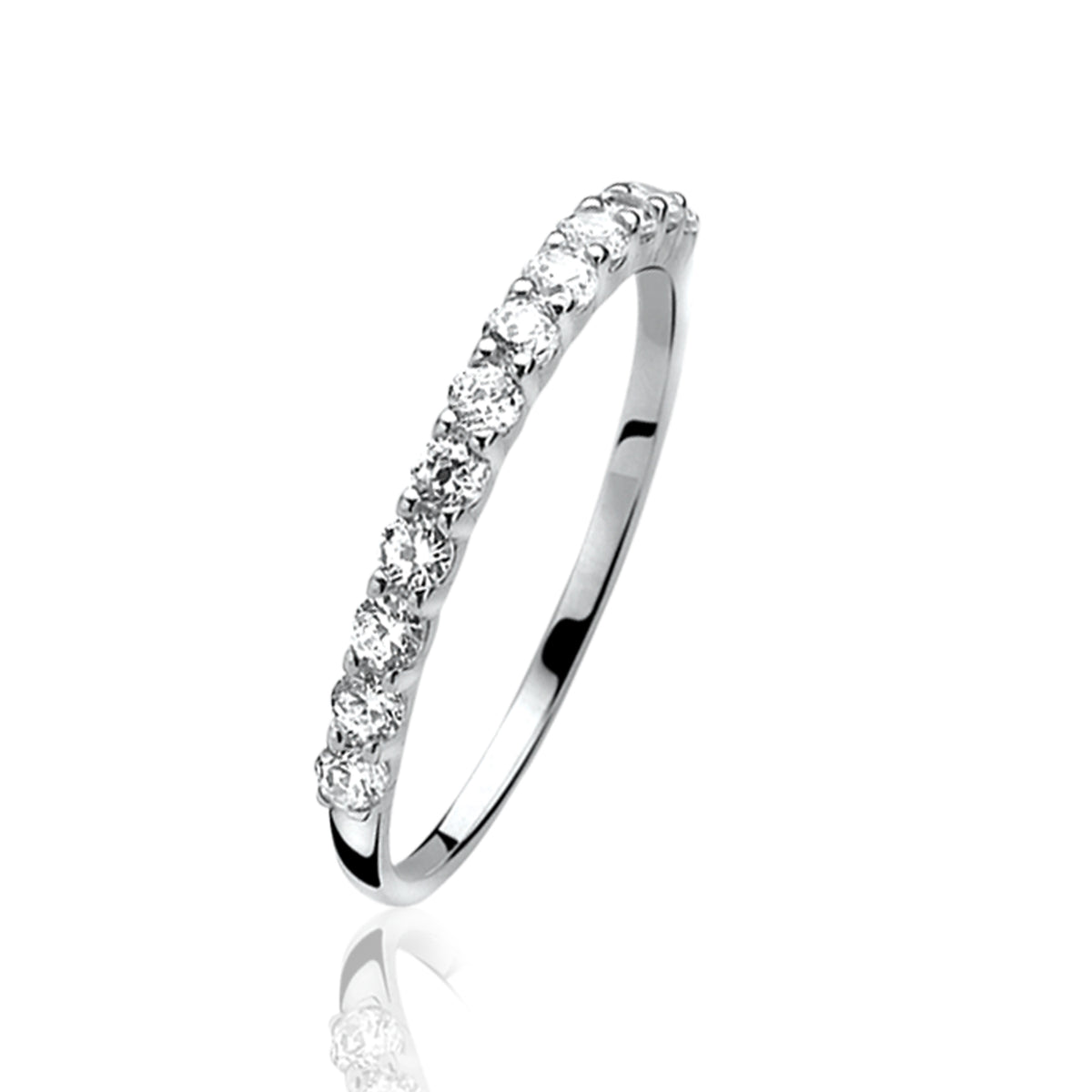 Anillo de plata con circonitas brillantes en un lado.