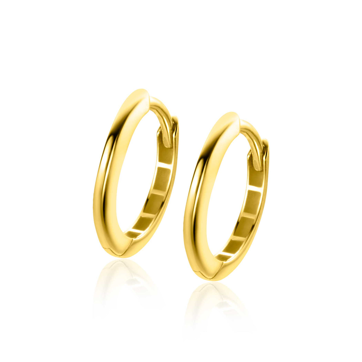 Pendientes de aro dorados con un diseño liso y brillante.