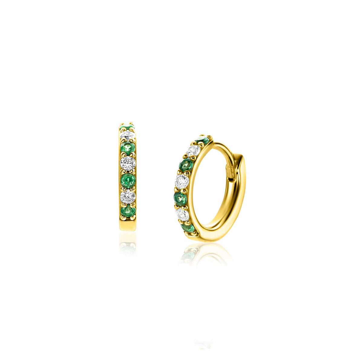 Pendientes de aro dorados con piedras verdes y brillantes.