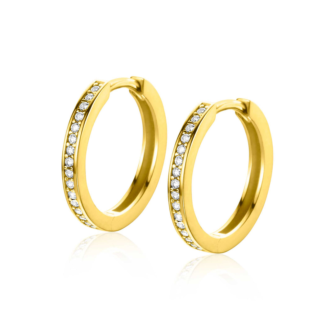 De Zinzi Oorbellen Goud Zgo430 Z zijn gouden creolen met sprankelende witte zirkonias langs de voorkant, met een gepolijst en elegant ontwerp.