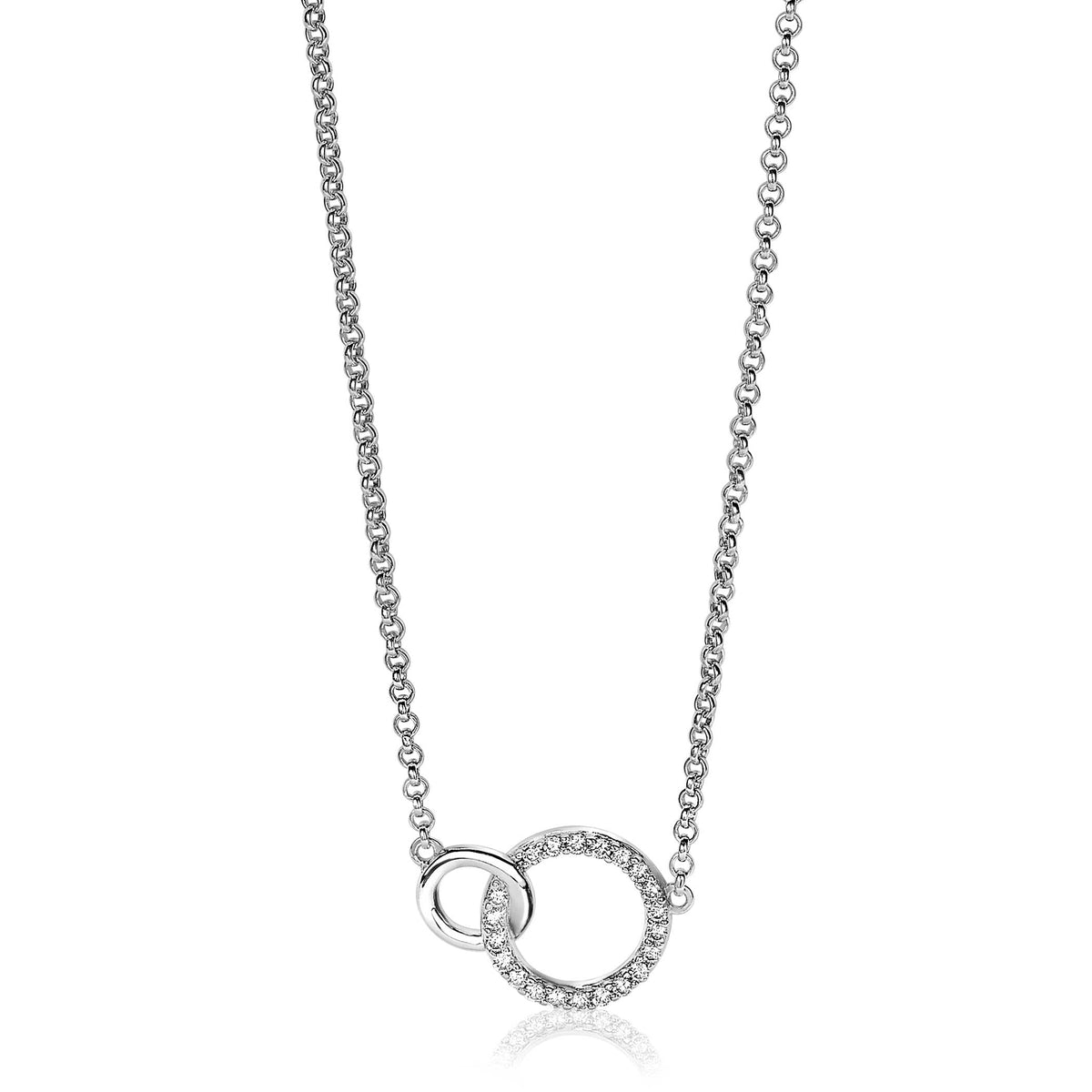 Collar de plata con dos aros entrelazados, uno de ellos adornado con circonitas.