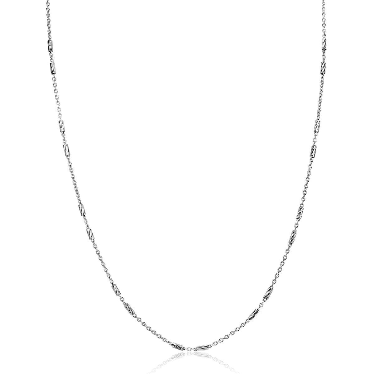 Cadena de plata con eslabones alternos y diseño delicado.