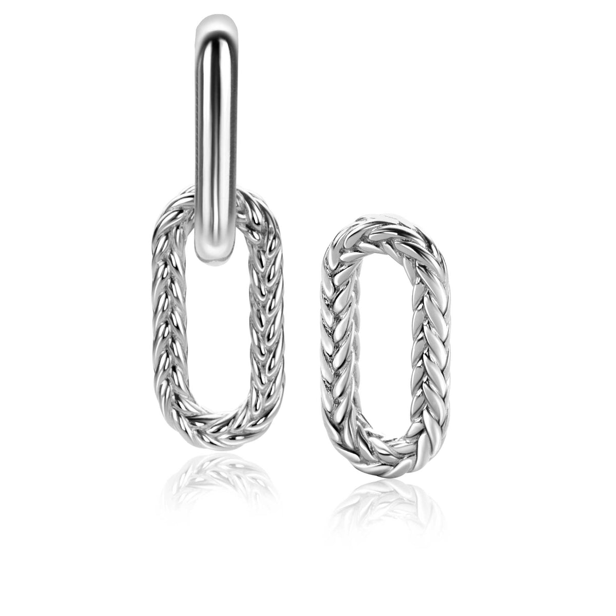 Pendientes de plata con forma ovalada y trenzado en el diseño.