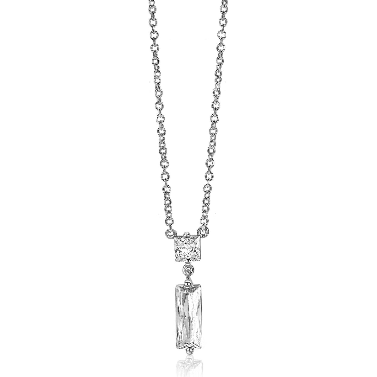 Collar de plata con un colgante rectangular y una piedra brillante en la parte superior.