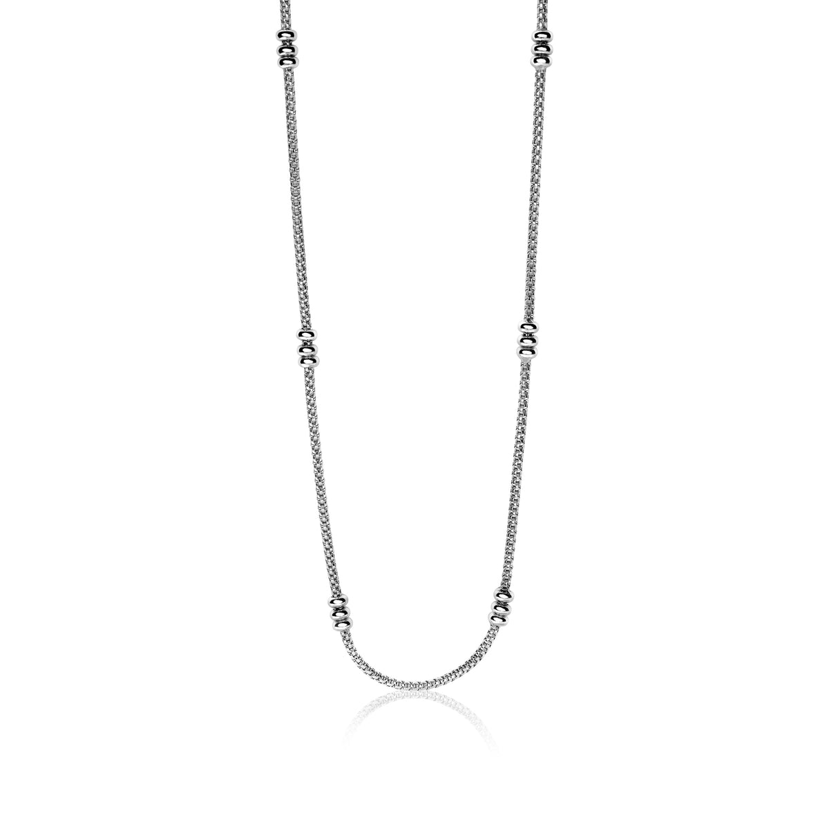 Cadena de plata con detalles en forma de esferas.