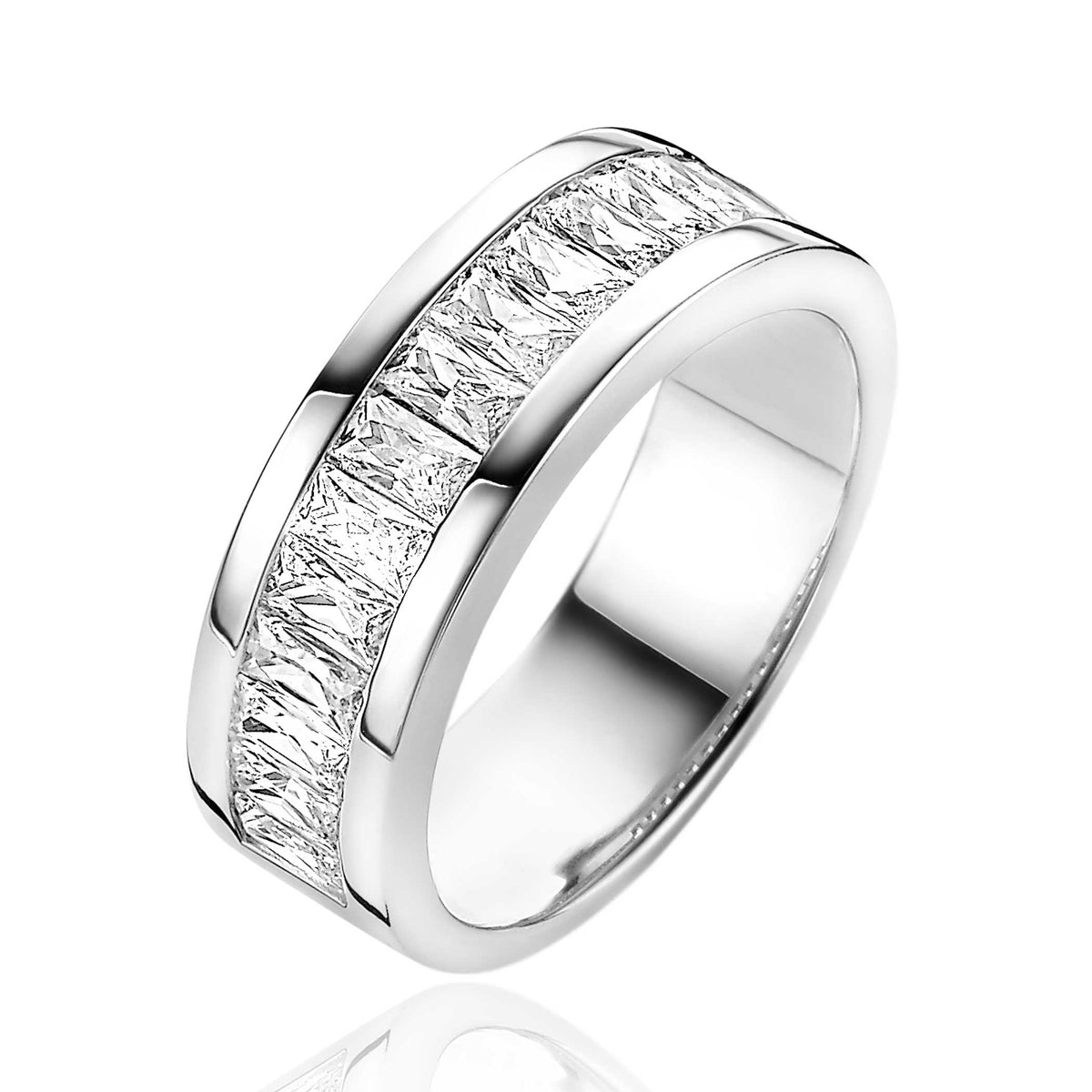 Anillo de plata con detalles de circonitas en forma rectangular.