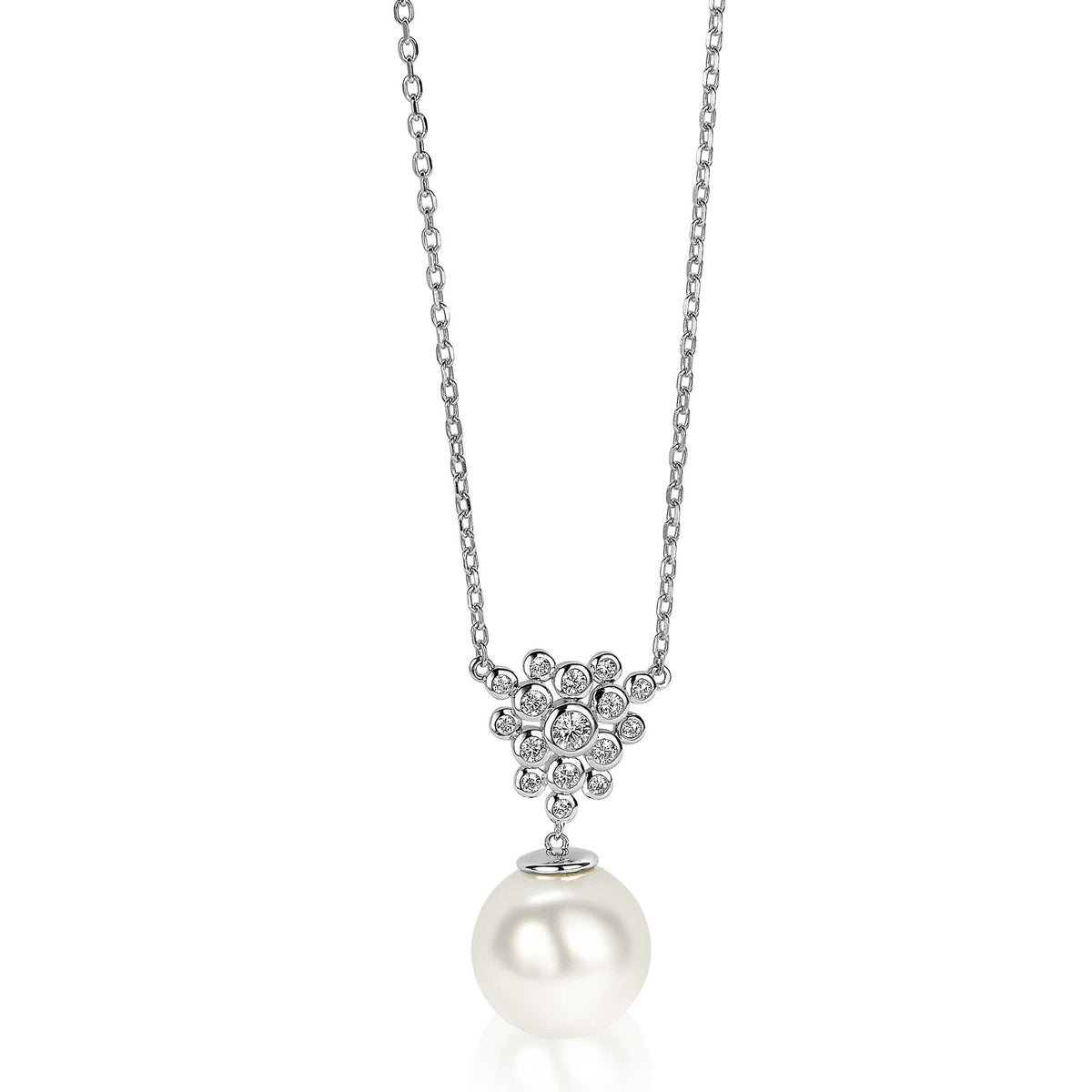Collar de plata con un colgante de perla blanca y detalles brillantes en la parte superior.