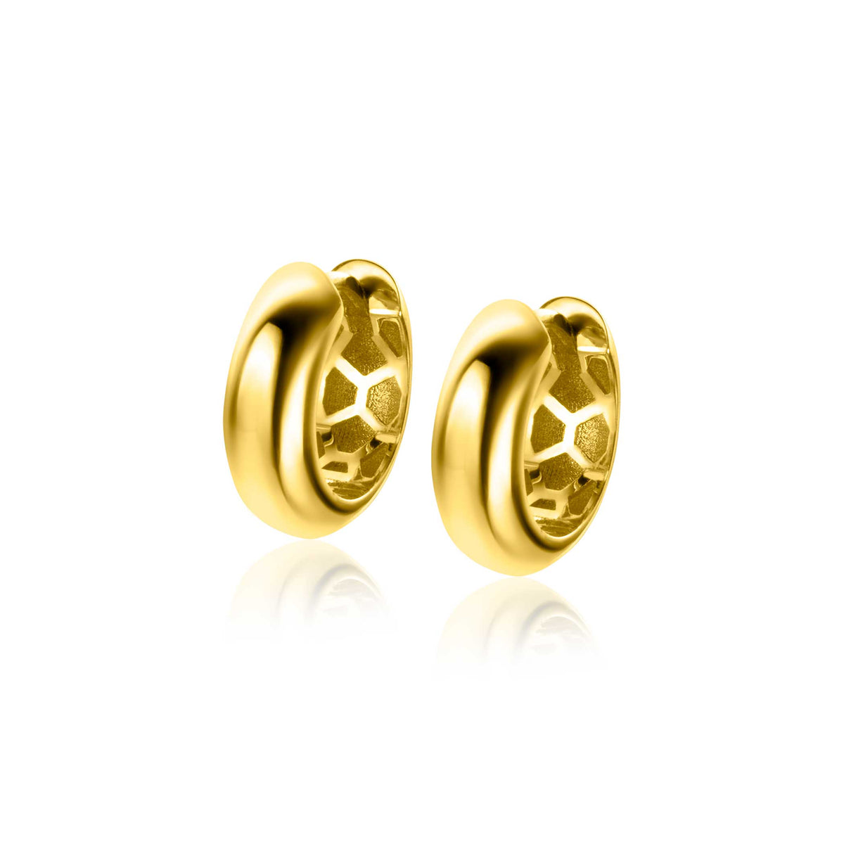 Pendientes de aro dorados con un diseño curvado y acabado brillante.