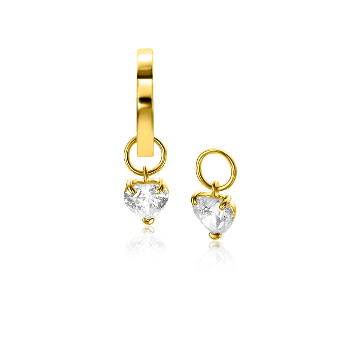 Pendientes de oro con charms en forma de corazón y piedras brillantes.