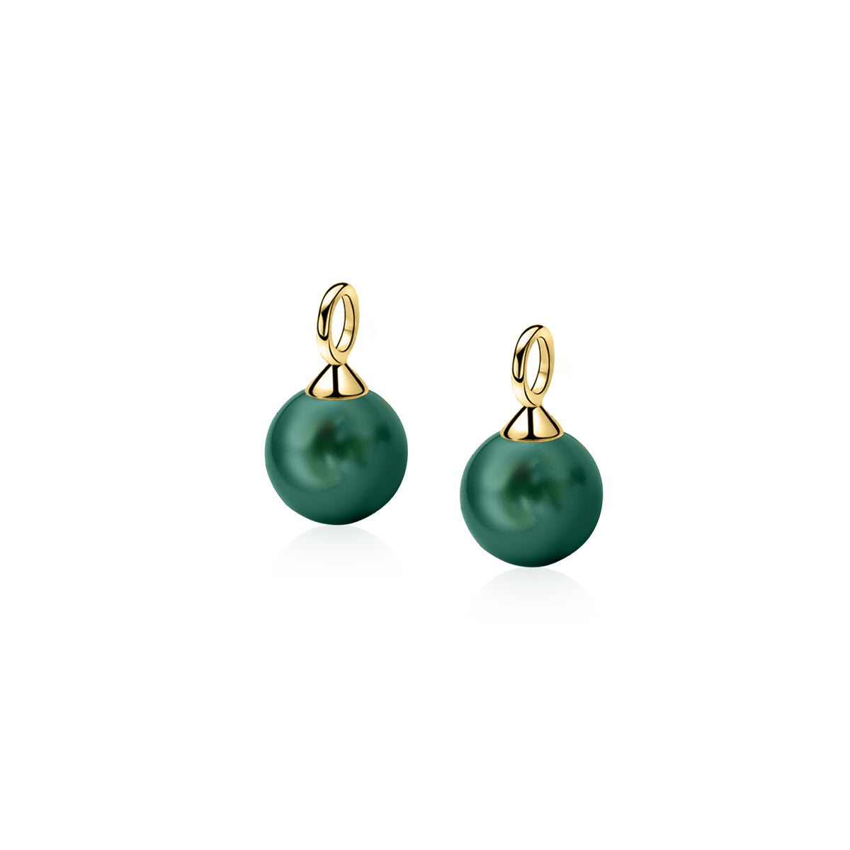 Pendientes de aro dorados con perlas verdes brillantes.