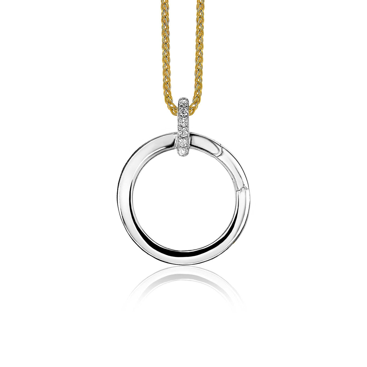Colgante de plata con un diseño circular y detalles de circonitas, suspendido de una cadena dorada.