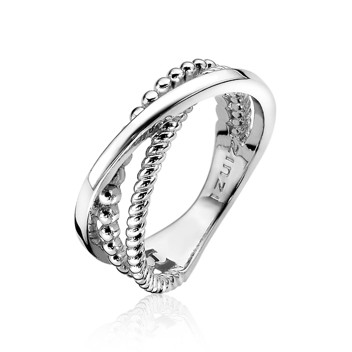 Anillo de plata con detalles trenzados y esferas en relieve.