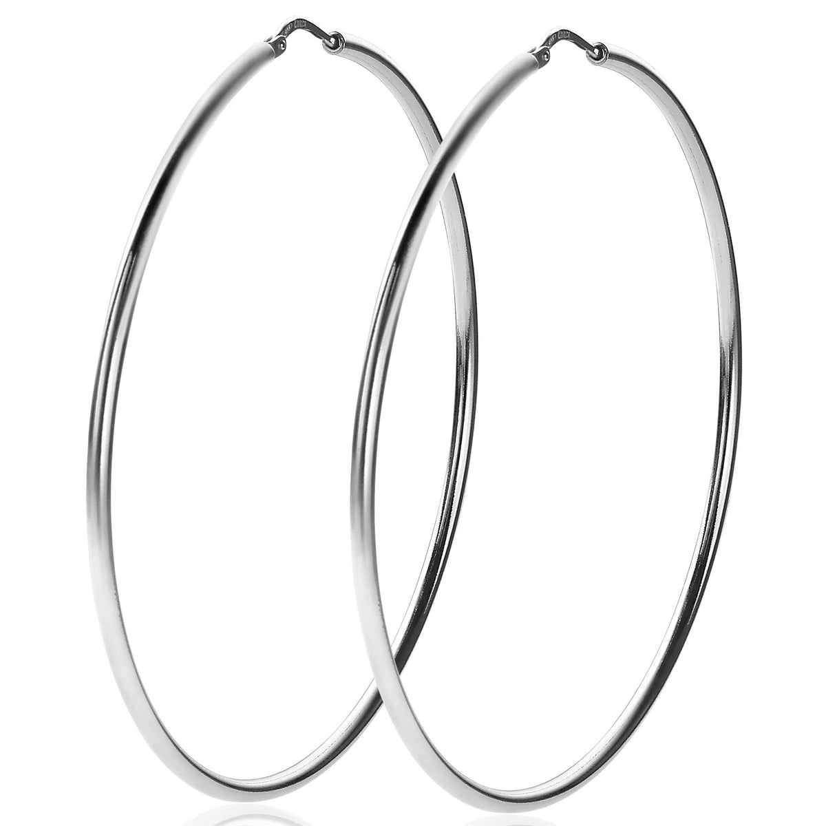 Pendientes de aro plateados de diseño simple y elegante.
