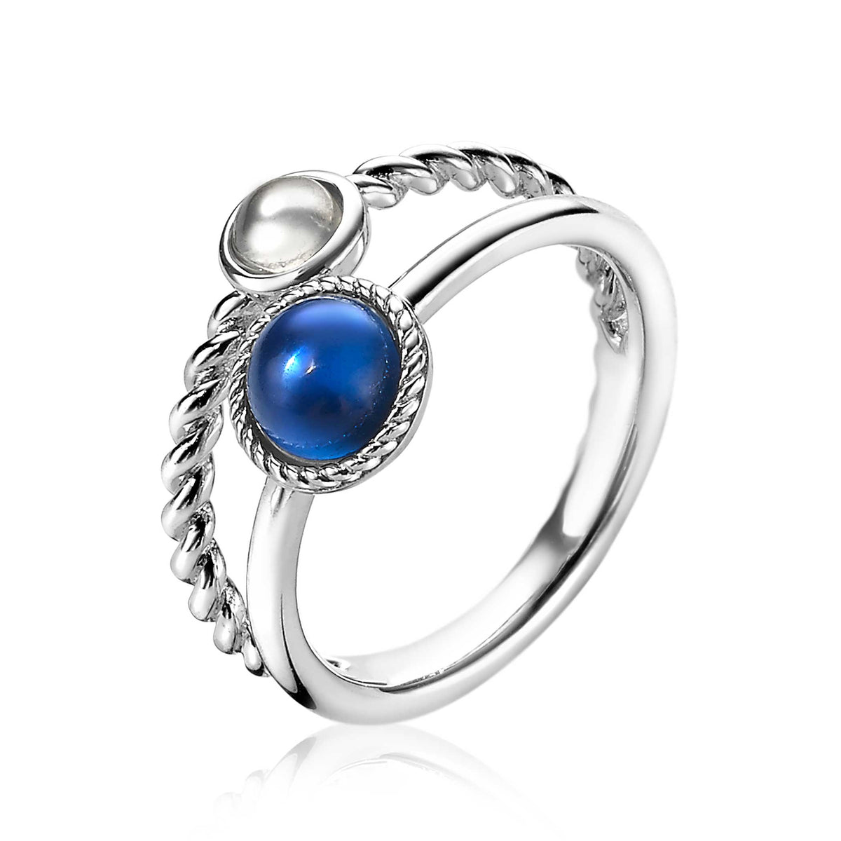 Anillo de plata con dos piedras, una azul y una blanca, y detalle trenzado en el aro.