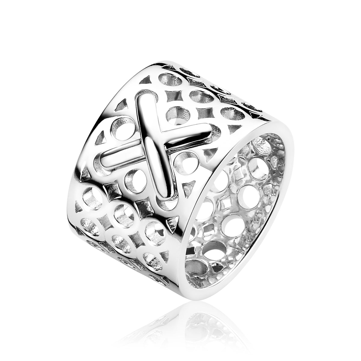Anillo de plata con diseño calado y forma ancha, destacando un patrón de cruces.