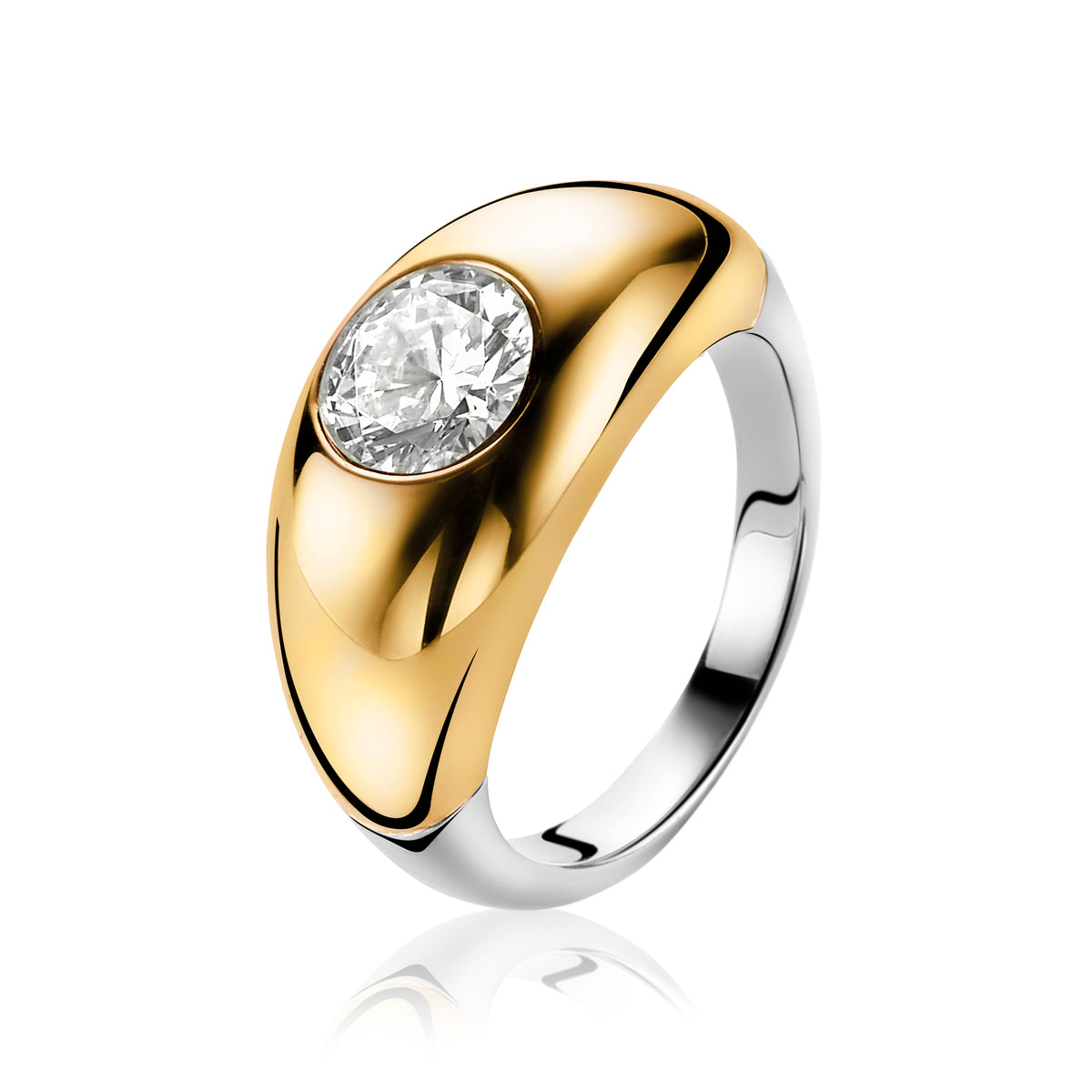 Anillo chapado en oro con una piedra brillante ovalada en el centro y acabado pulido.