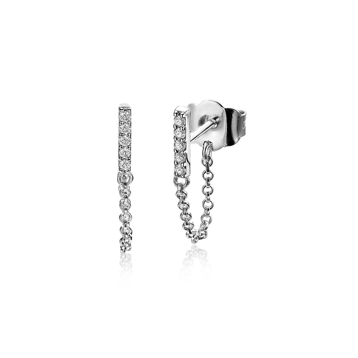 Pendientes largos de plata con cadena y detalles de piedras brillantes.