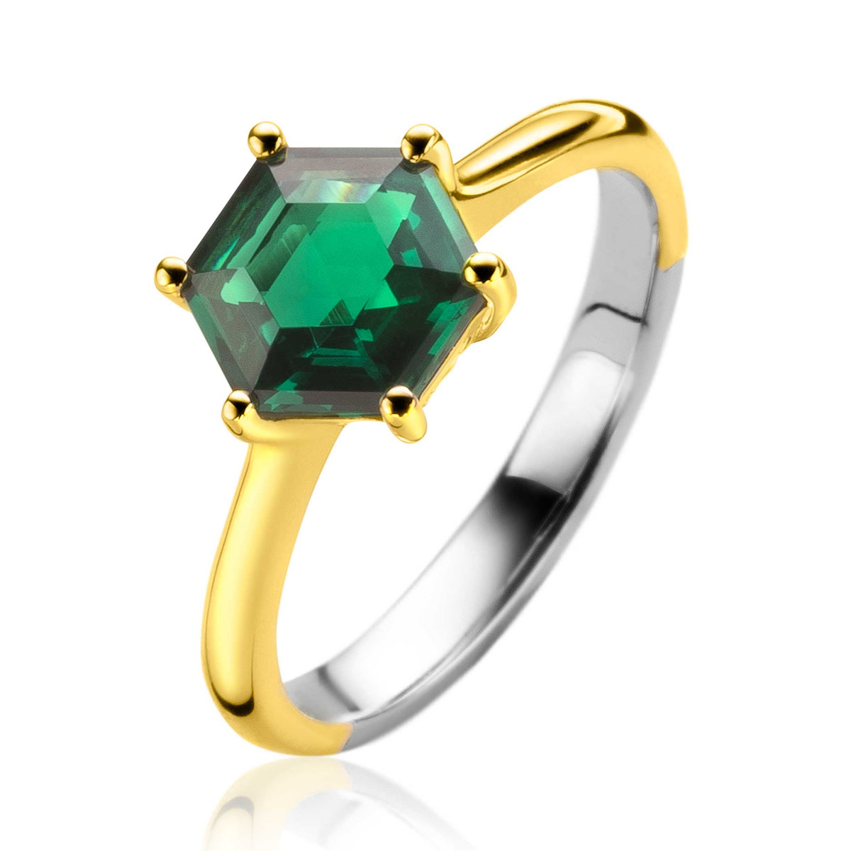 Anillo dorado con piedra verde hexagonal en engaste de seis garras.
