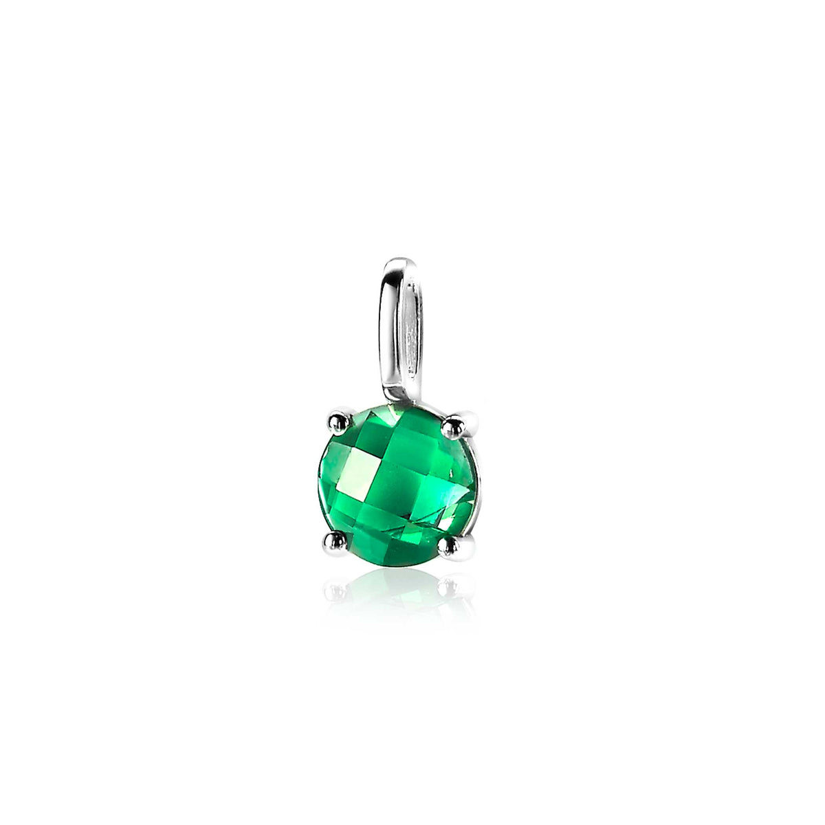 Colgante de plata con una piedra verde facetada en forma redonda.