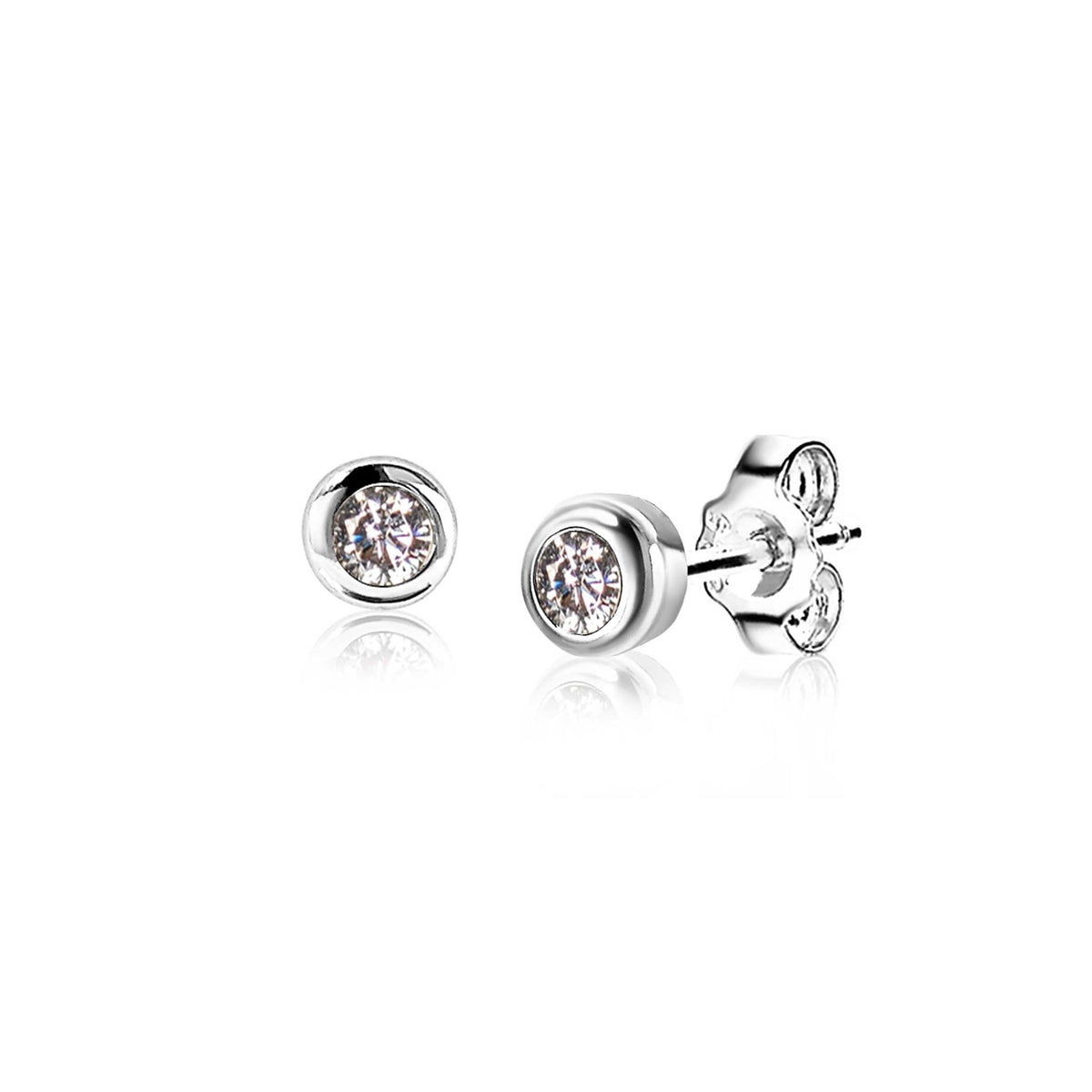 Pendientes de plata con un pequeño cristal brillante en el centro.