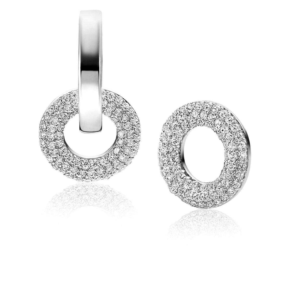 Pendientes de aro plateados con detalles brillantes en forma de círculo.