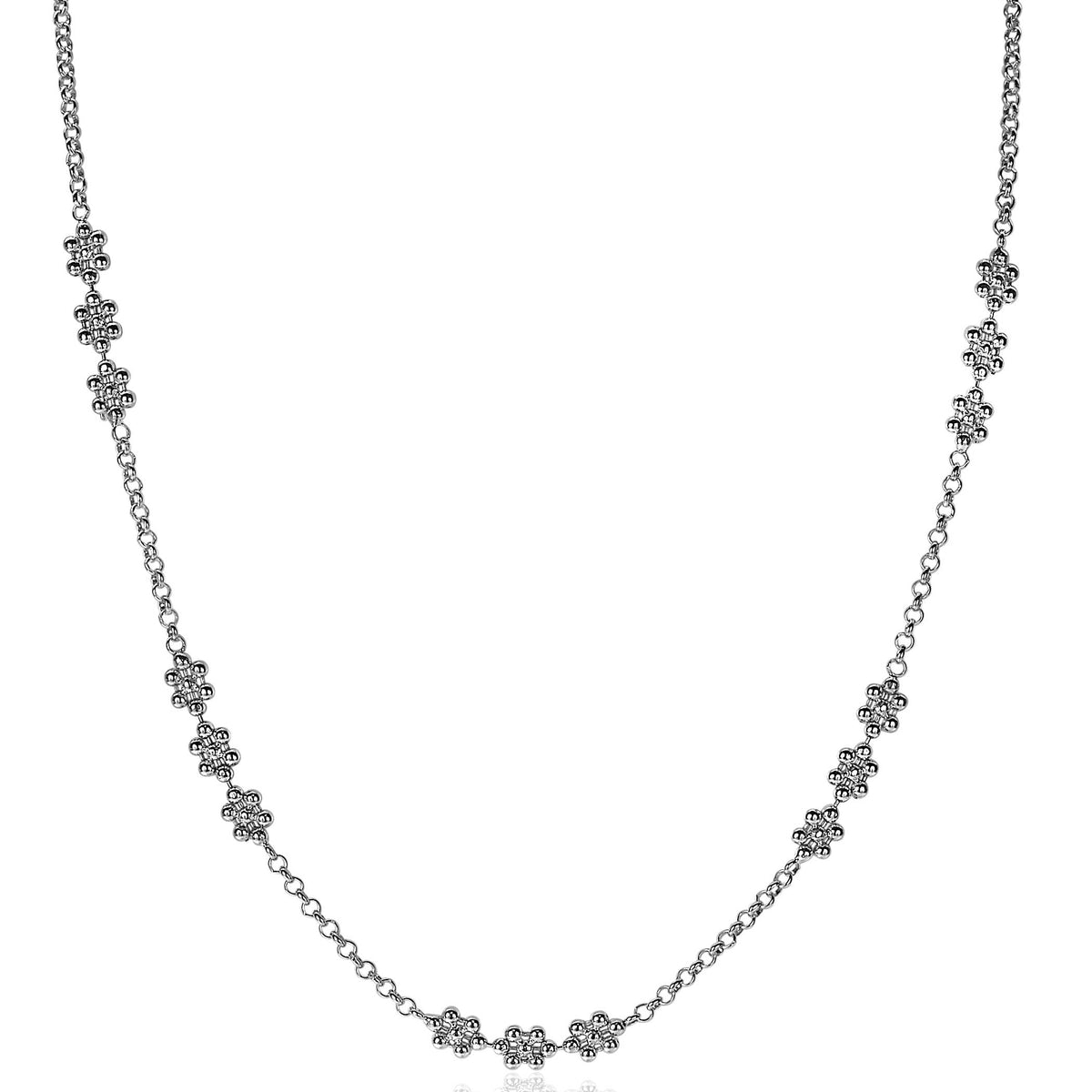 Cadena de plata con detalles en forma de flores brillantes.