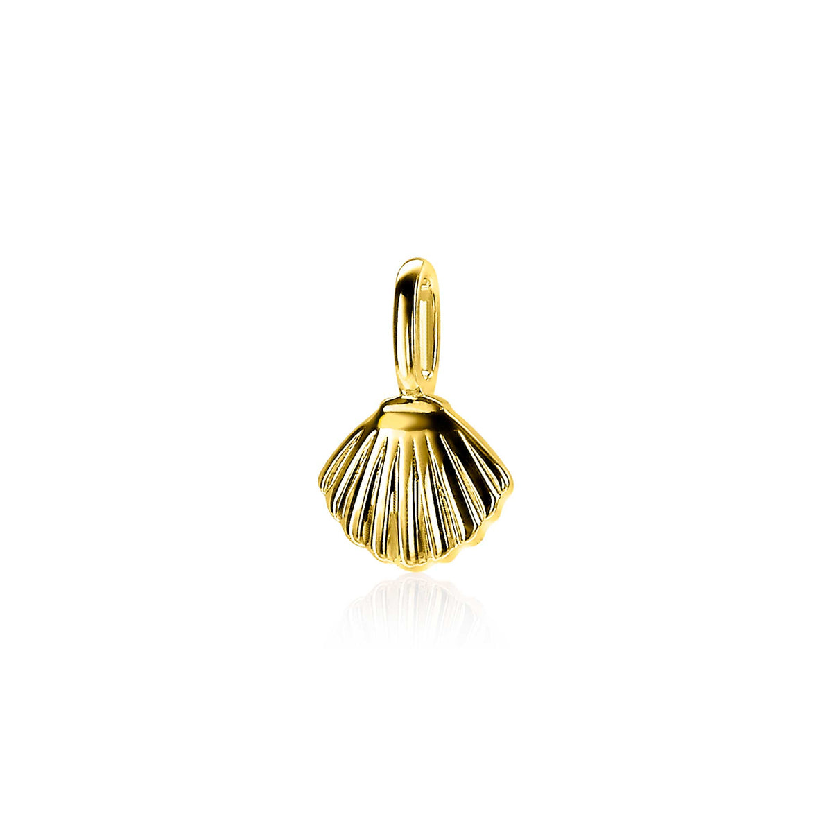 Colgante dorado en forma de concha con detalles estriados.