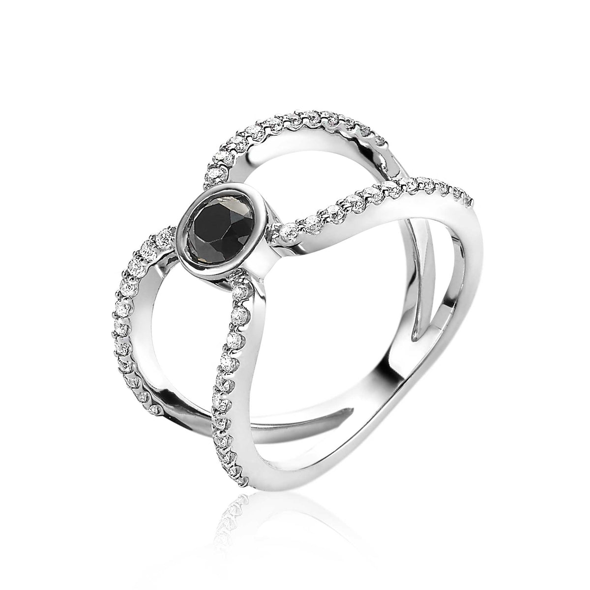 Anillo de plata con diseño entrelazado y piedra negra central, adornado con circonitas.