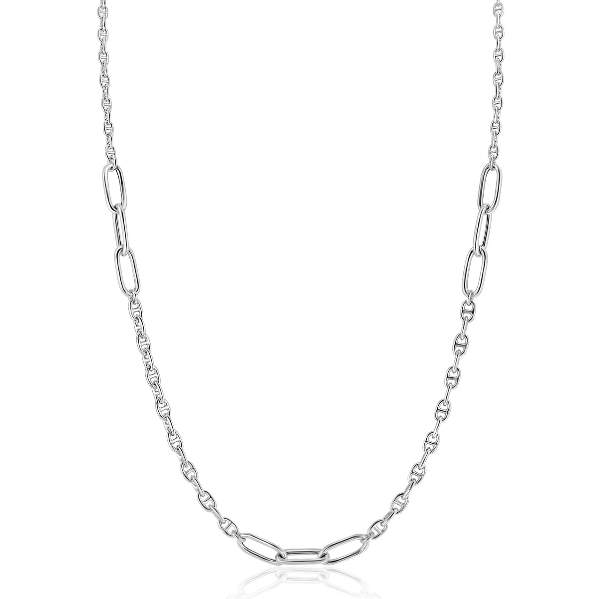Cadena de plata con eslabones alternos y un diseño moderno.
