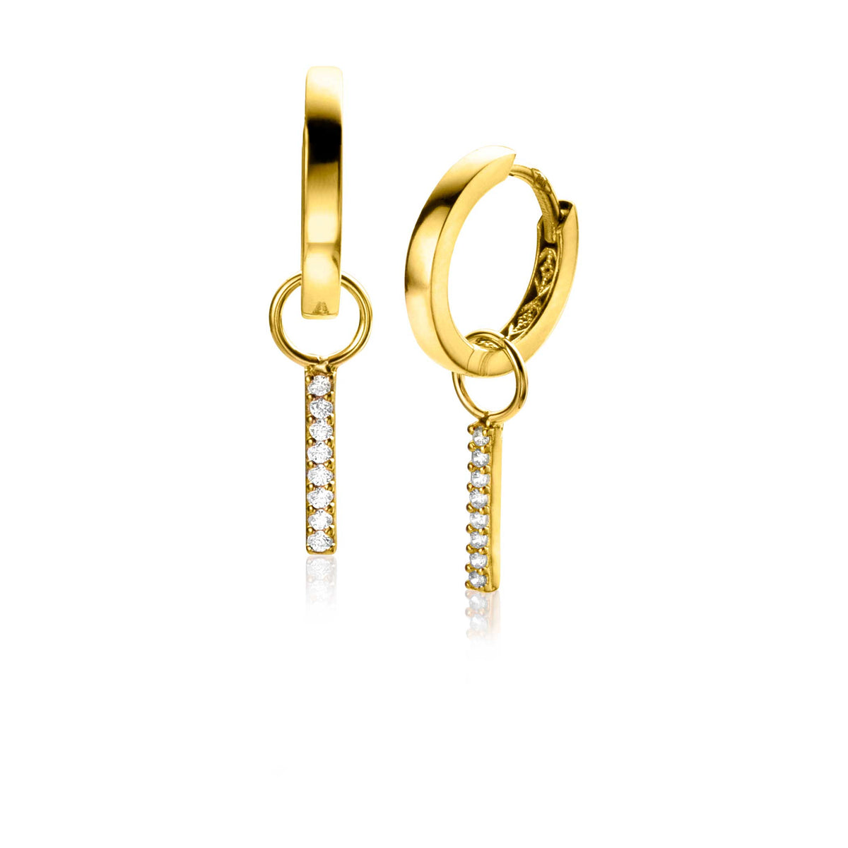 Pendientes de aro dorados con colgante vertical adornado con piedras brillantes.
