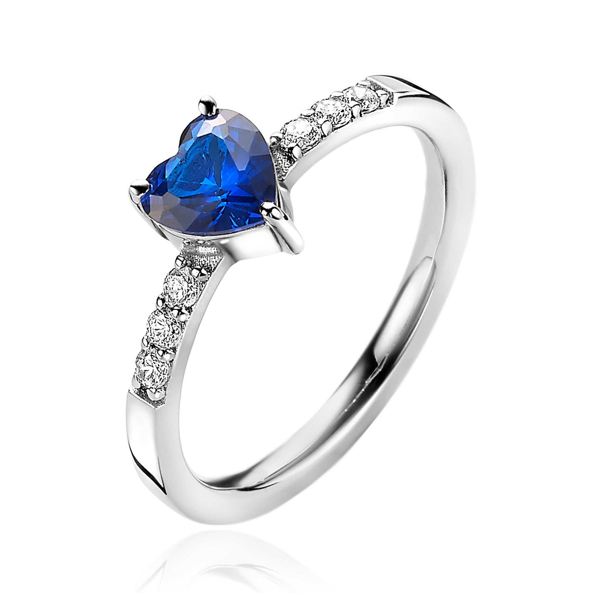 Anillo de plata con piedra azul en forma de corazón y detalles de circonitas.