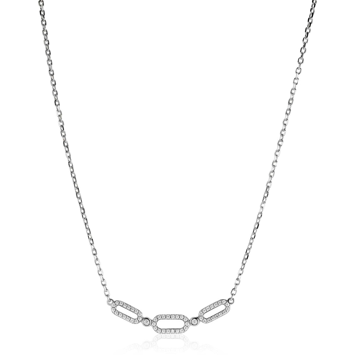 Cadena de plata con eslabones ovalados y detalles brillantes.