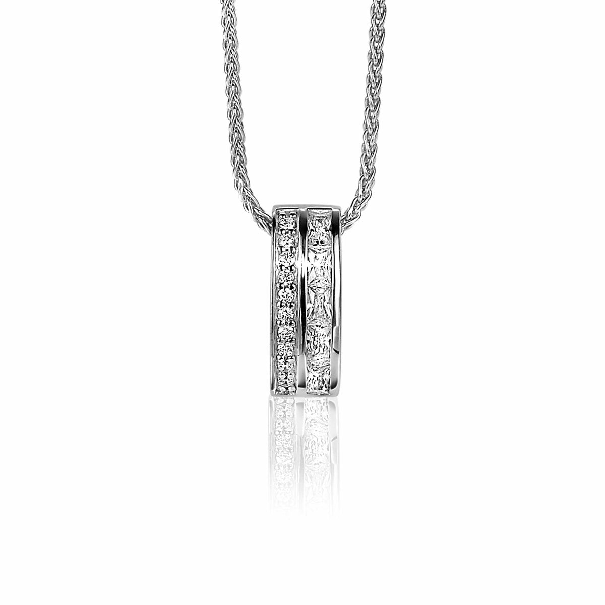 Colgante de plata con detalles brillantes y diseño en forma de cilindro.