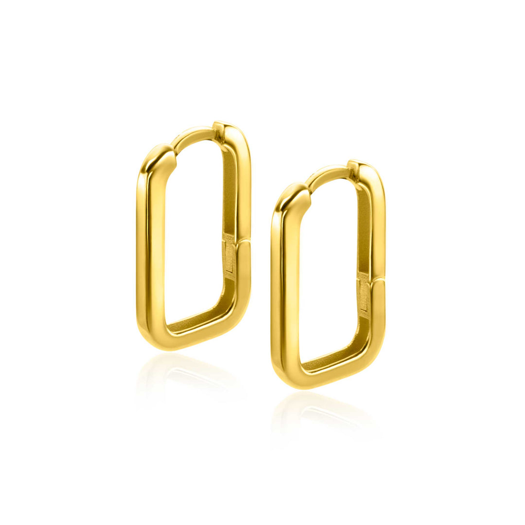 Een paar Zinzi Oorbellen Goud Zgo362 oorbellen, gemaakt van 14 krt goud, worden weergegeven op een witte achtergrond. Hun rechthoekige hoepelontwerp heeft een gladde, gepolijste afwerking en een subtiel sluitingsmechanisme dat licht reflecteert om hun glanzende oppervlak te benadrukken.