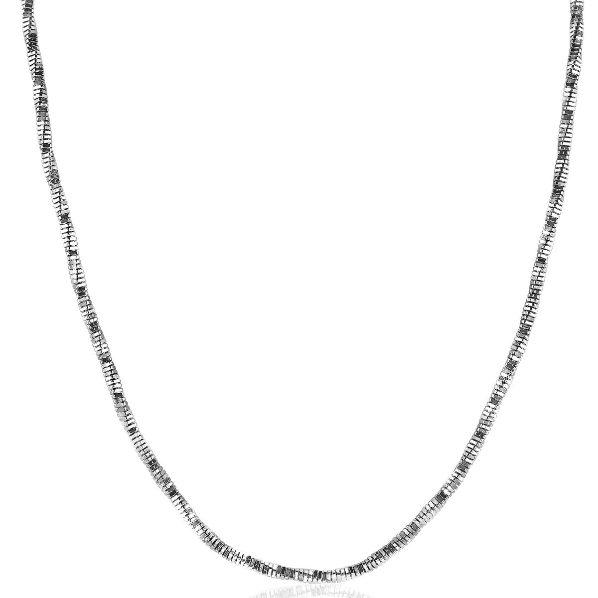 Cadena de plata con eslabones alternos y acabado brillante.
