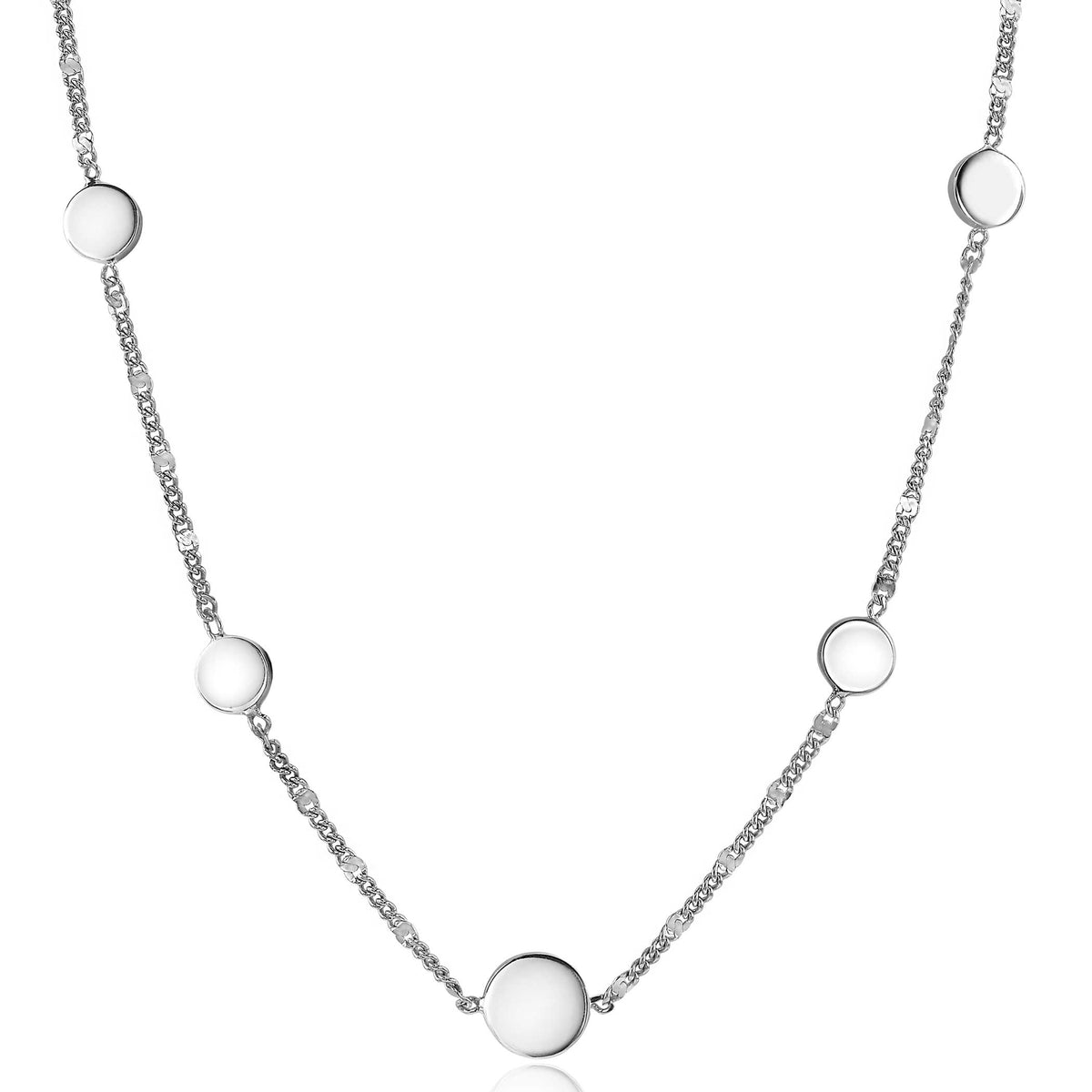 Collar de plata con cinco discos lisos y brillantes en una cadena delicada.