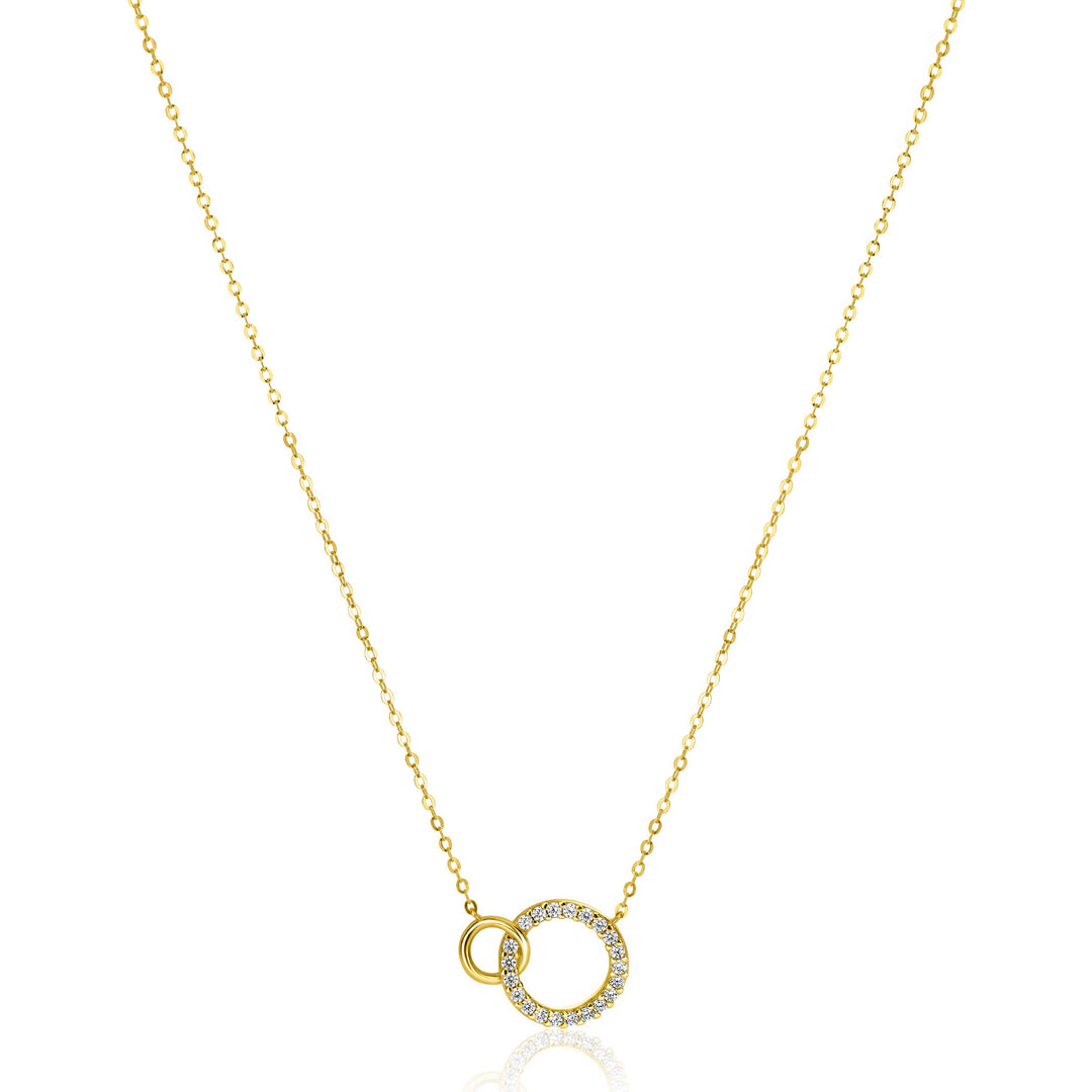 De Zinzi Ketting Goud Zgc460 van Zinzi heeft twee in elkaar grijpende ringen: één versierd met glinsterende zirkonias en de andere effen, wat zorgt voor een elegant contrast. Het wordt prachtig tentoongesteld tegen een ongerepte witte achtergrond.
