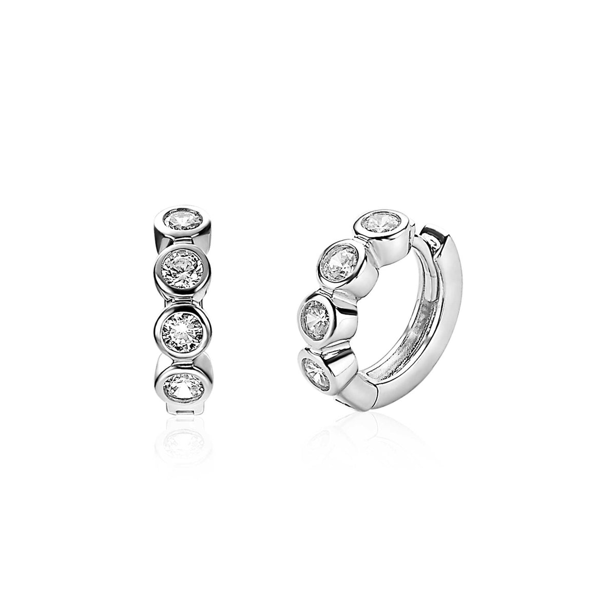 Pendientes de aro plateados con tres circonitas brillantes en un diseño moderno.
