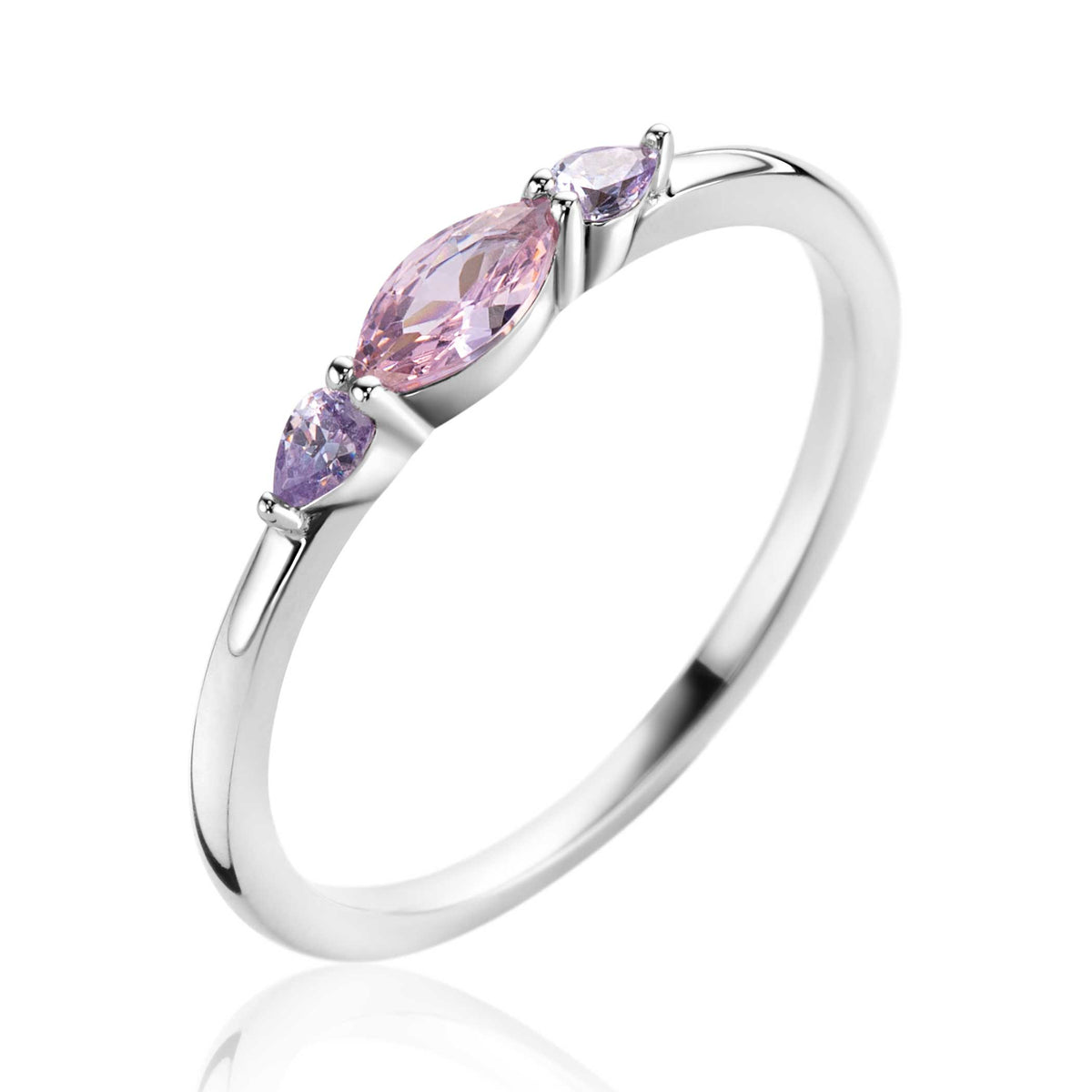 Anillo de plata con tres piedras preciosas en tonos púrpuras y rosa.