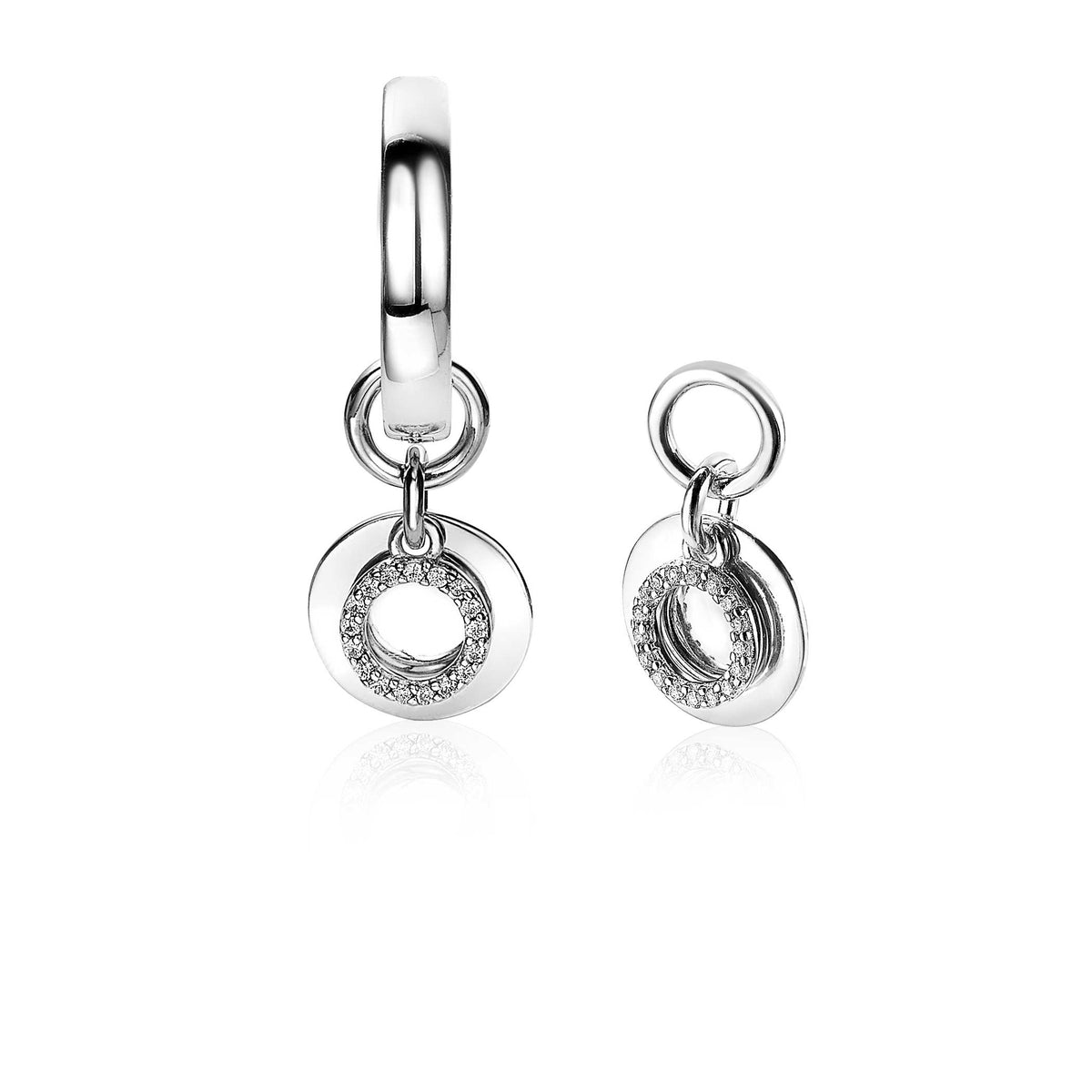 Pendientes de plata con diseño circular y detalles brillantes, uno más grande que el otro.