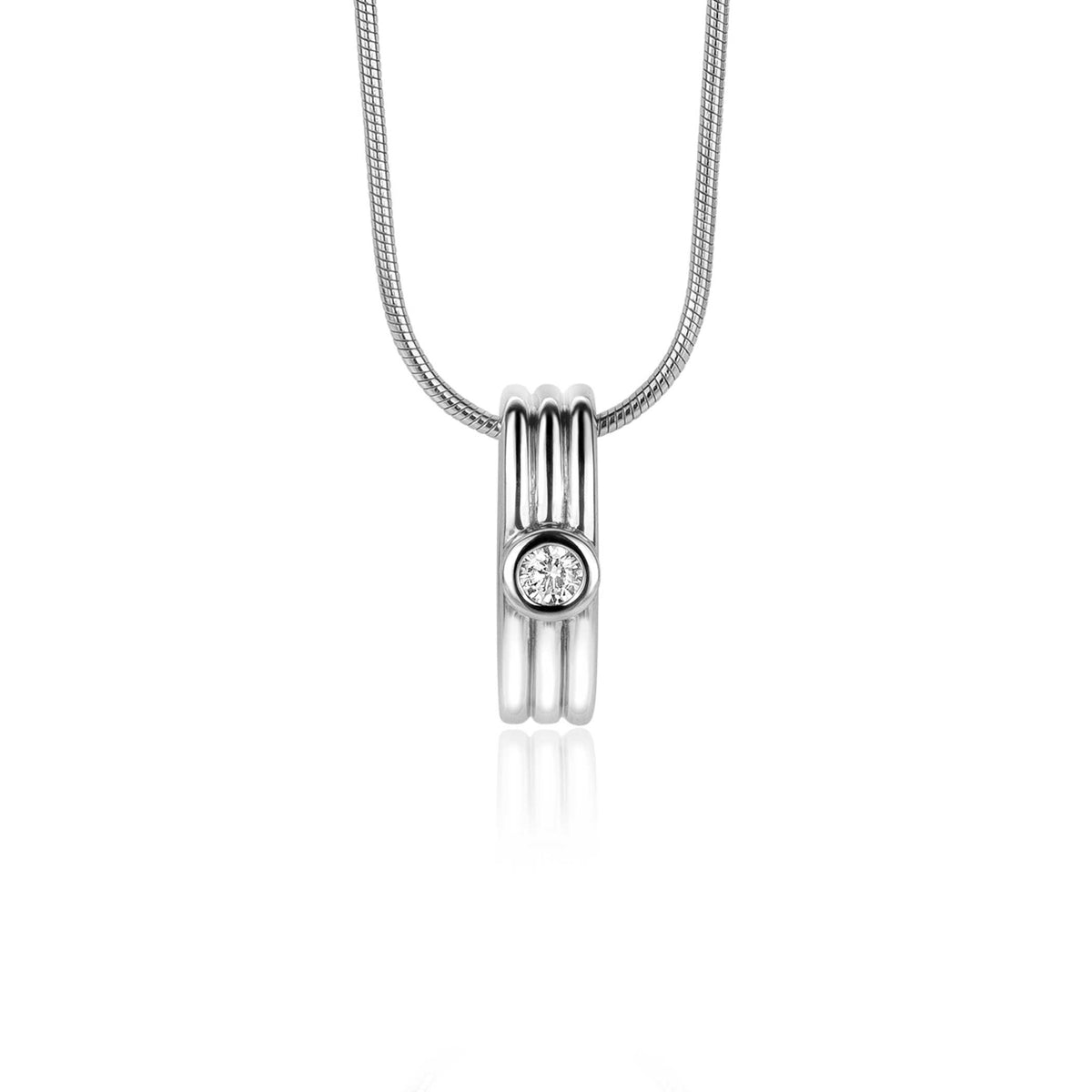 Colgante de plata con un diseño estriado y un cristal brillante en el centro.