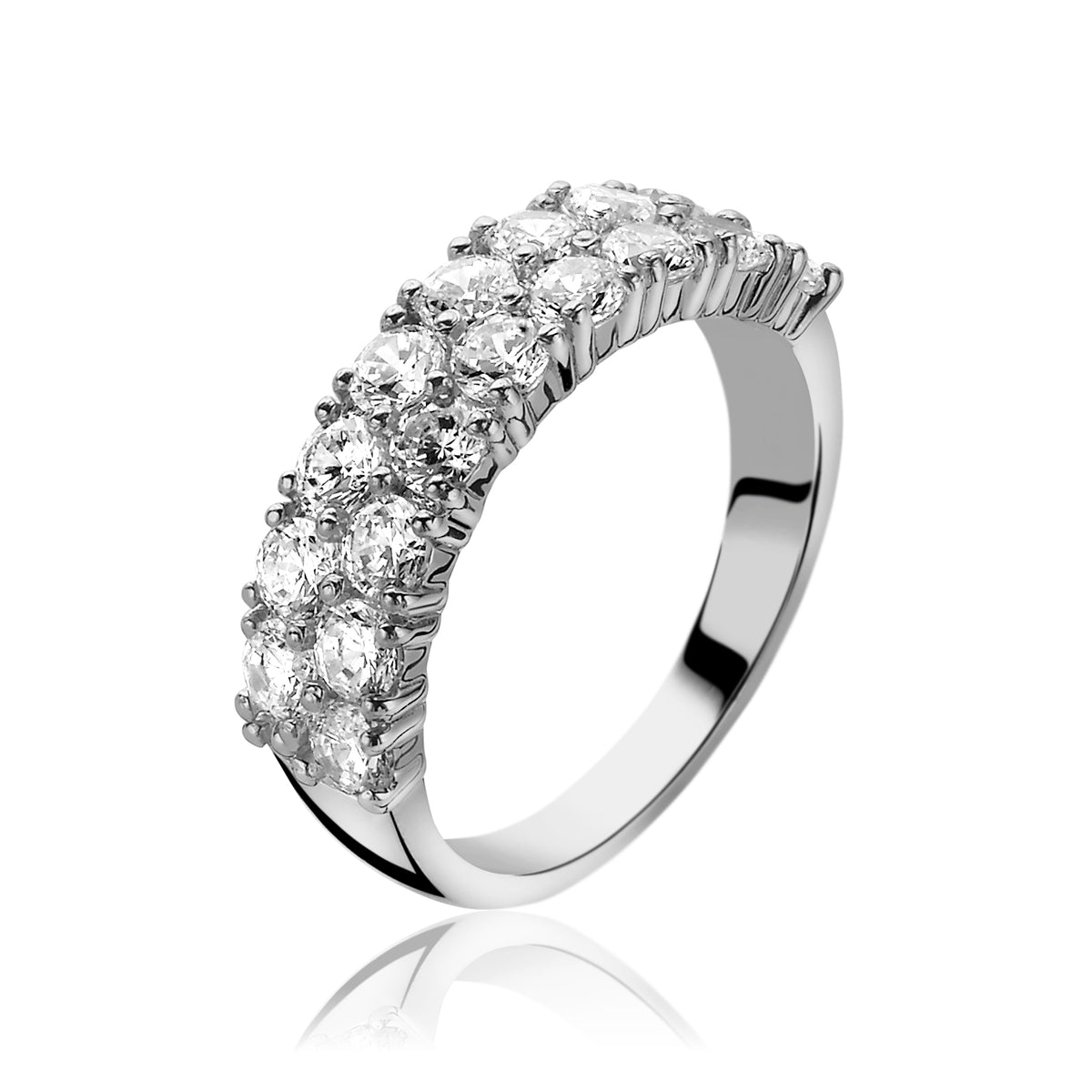 Anillo de plata con múltiples circonitas brillantes en un diseño elegante.