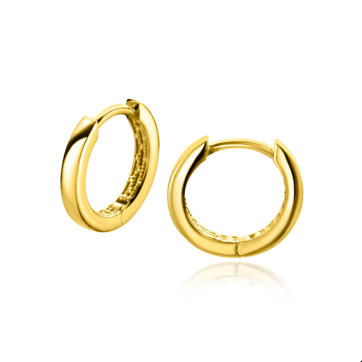Pendientes de aro dorados con un diseño liso y brillante.