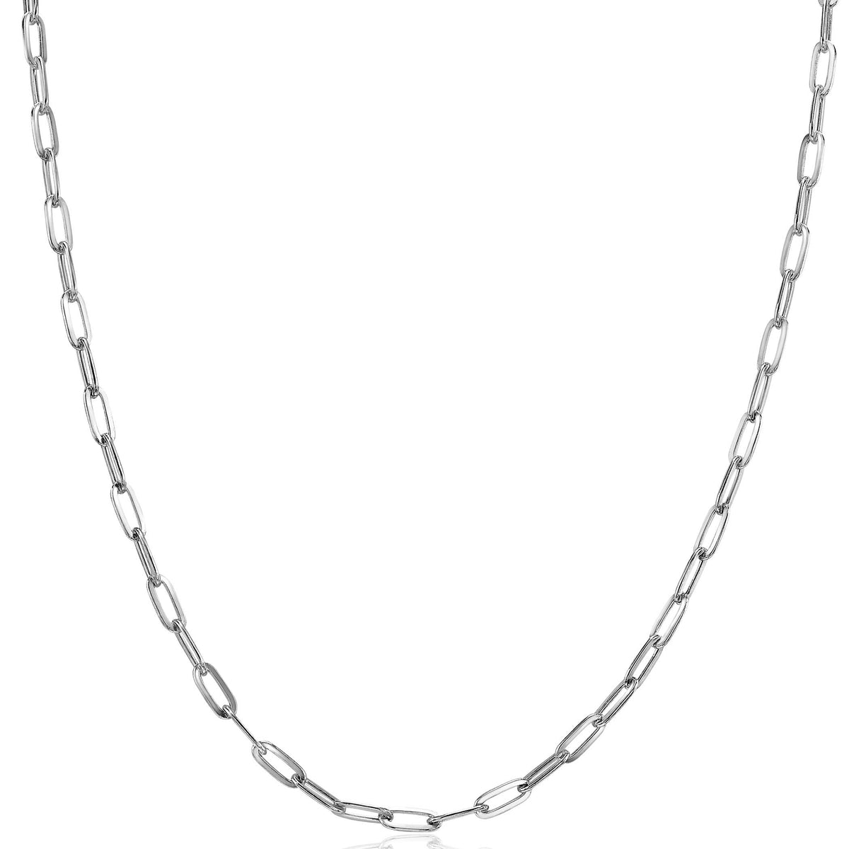 cadena de plata con eslabones alargados y diseño moderno.