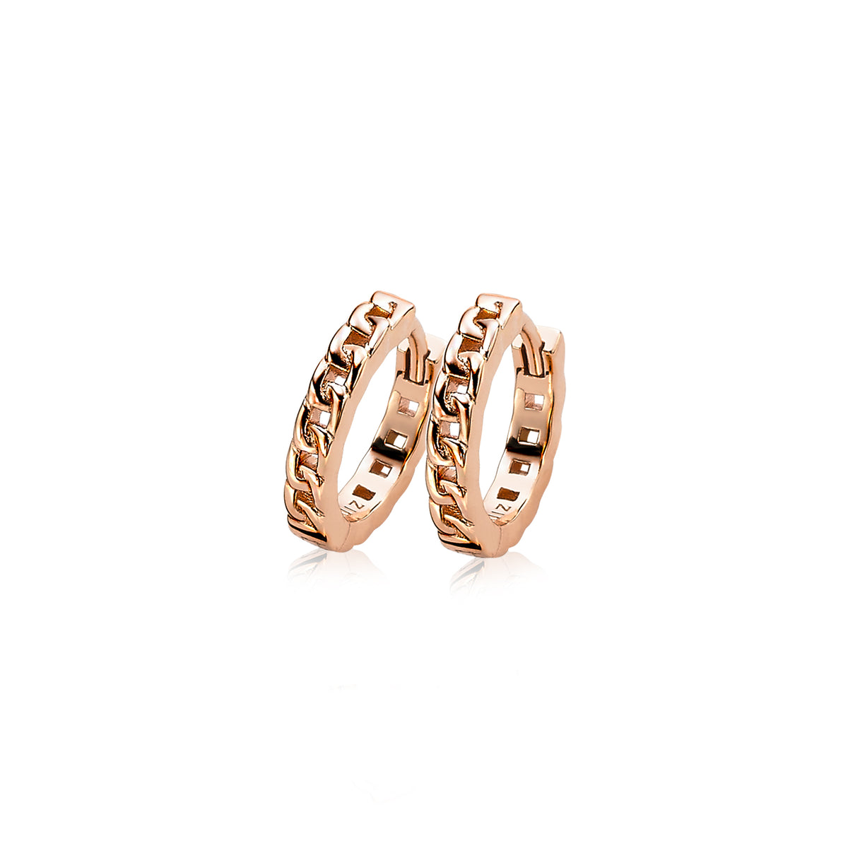 Pendientes de aro chapados en oro con diseño de cadena.