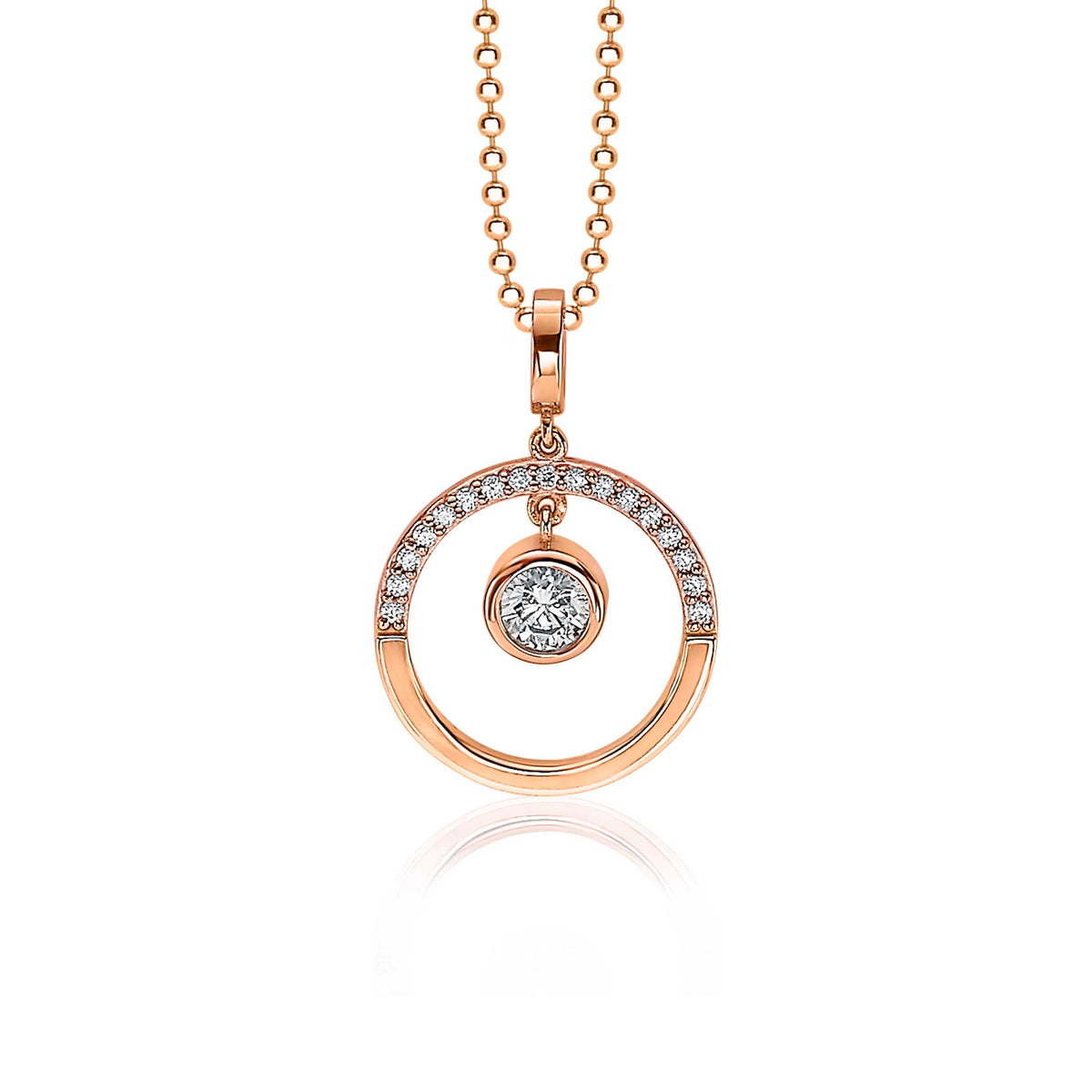 Colgante dorado con circonitas y un diseño de doble aro.