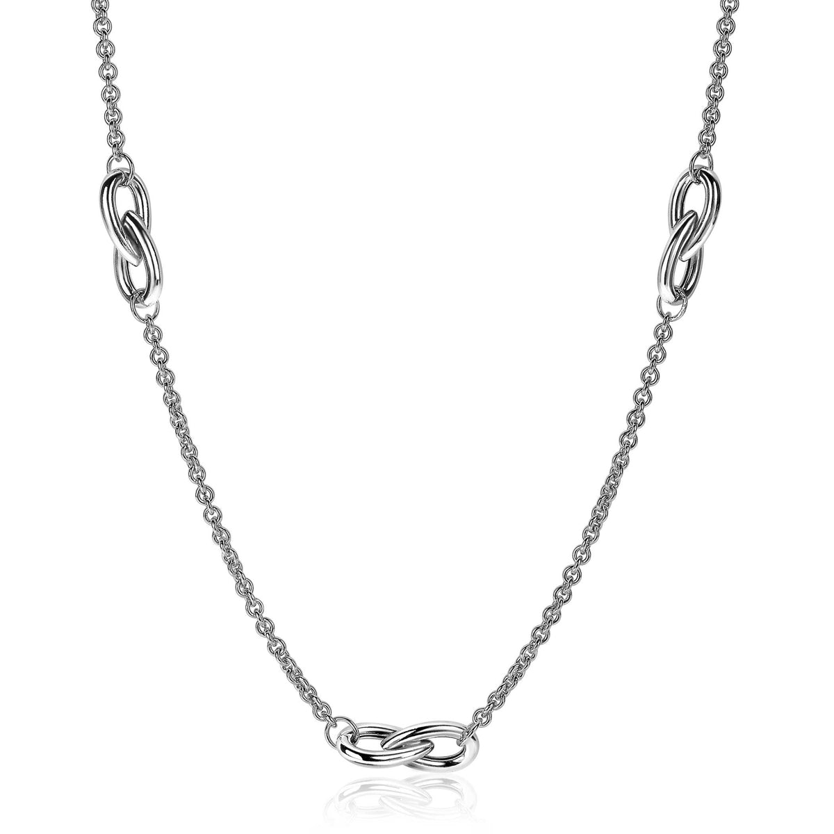Cadena de plata con eslabones entrelazados y detalles en forma de lazo.