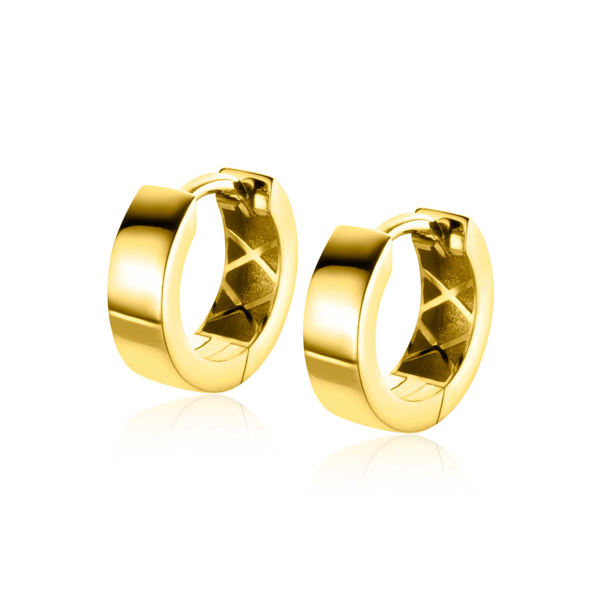 Pendientes de aro dorados con un acabado brillante y diseño sencillo.