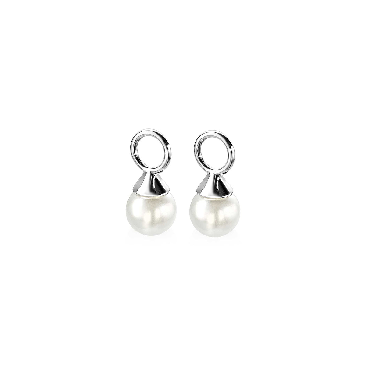 Pendientes de plata con perlas blancas y diseño minimalista.