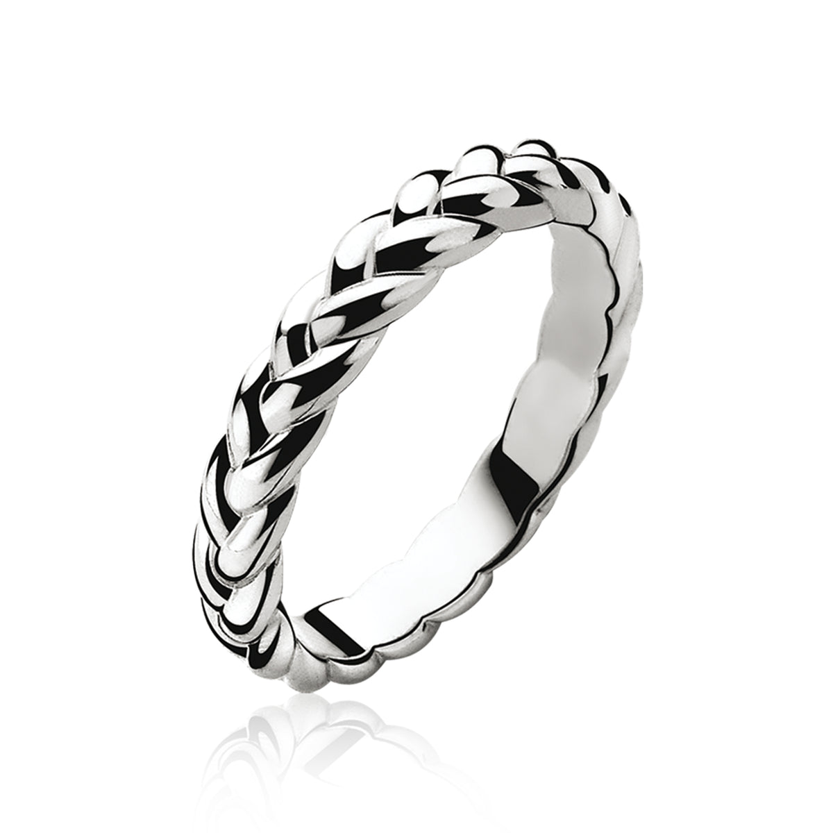 Anillo de plata con diseño trenzado y acabado brillante.